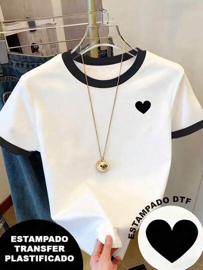 Playera patchwork, bicolor con cuellos y mangas color negro ó color rojo, con diseño de corazón pequeño, estampado transfer plastificado. Diseño colorido, llamativo y moderno, cuello redondo, manga corta, ideal para uso diario. Playera holgada, a la moda.