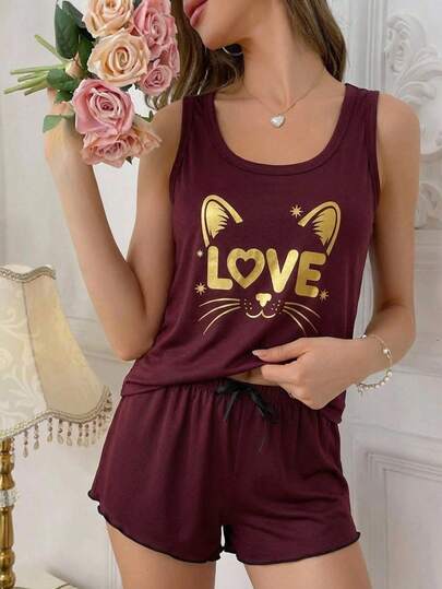 Conjunto de Pijama de 2 Piezas: Top de Tirantes con Estampado de Gato "LOVE" y Shorts de Borde Ondulado. Confeccionado en un tejido ligero y transpirable, este conjunto es ideal para mantenerte fresca y cómoda durante toda la noche o mientras disfrutas de tus momentos de relax en casa
