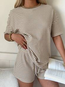 SHEIN EZwear Conjunto de camiseta casual de verano de manga corta, cuello redondo y corte holgado a rayas - Caqui - Ver 6