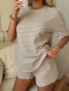 SHEIN EZwear Conjunto de camiseta casual de verano de manga corta, cuello redondo y corte holgado a rayas - Caqui - Ver 4