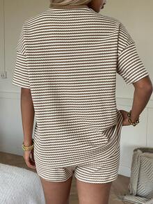 SHEIN EZwear Conjunto de camiseta casual de verano de manga corta, cuello redondo y corte holgado a rayas - Caqui - Ver 2