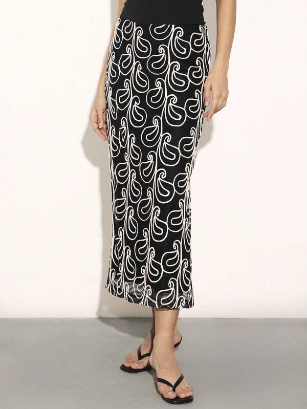 KSTM تنورة نسائية بطول متوسط من الشبك بطبعة الباييت الأبيض والأسود مع تفاصيل مطرزة، طول منتصف الساق أنيقة