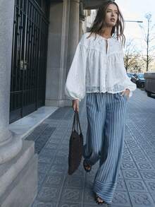 Nöista 白色刺绣长袖衬衫，饰有精致的花卉刺绣，袖子蓬松，领口系带设计。波西米亚风，适合夏季和春季穿着。 - 白色 - 查看 7