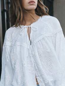 Nöista 白色刺绣长袖衬衫，饰有精致的花卉刺绣，袖子蓬松，领口系带设计。波西米亚风，适合夏季和春季穿着。 - 白色 - 查看 8