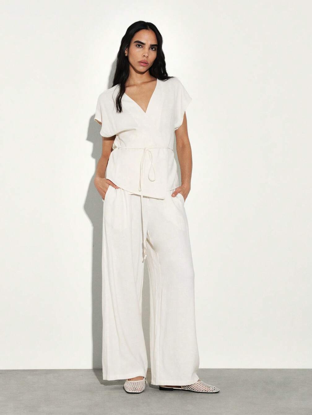 KSTM Damen Leinen-ähnliche Wickelbluse und weite Hose Zweiteiler Koordinations-Set, lässiger Sommer-Loungewear-Outfit, V-Ausschnitt, Kurzarm, locker geschnitten｜MISSGUIDED
