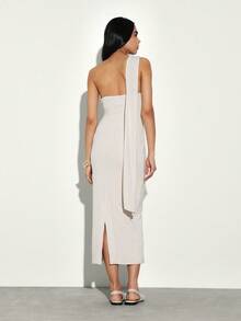 Đầm midi lệch vai KSTM với chi tiết khăn choàng, chất liệu dệt kim gân, ôm sát cơ thể, thích hợp cho tiệc tối, thiết kế xẻ tà. - Màu be - Xem 2