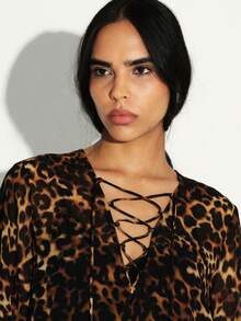 KSTM 豹纹系带长袖连衣裙，半透明飘逸廓形，V领设计，适合秋冬季穿着。 - 彩色 - 查看 6