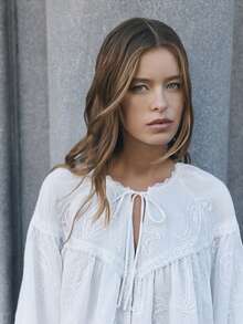 Nöista 白色刺绣长袖衬衫，饰有精致的花卉刺绣，袖子蓬松，领口系带设计。波西米亚风，适合夏季和春季穿着。 - 白色 - 查看 5