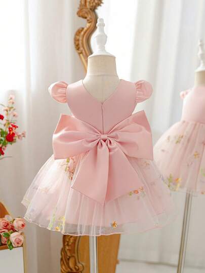 SHEIN Glamorique Kids Christmas/Halloween Baby Girl Party Wear Princess Dress, White Satin Mini Dress With Puff Sleeves, Ruffled Pearl Tulle Skirt, Detachable Satin Bow Back, Suitable For Birthday, Wedding, Stage Performance, Party And Other Formal Occasions