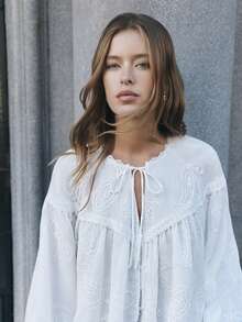 Nöista 白色刺绣长袖衬衫，饰有精致的花卉刺绣，袖子蓬松，领口系带设计。波西米亚风，适合夏季和春季穿着。 - 白色 - 查看 3