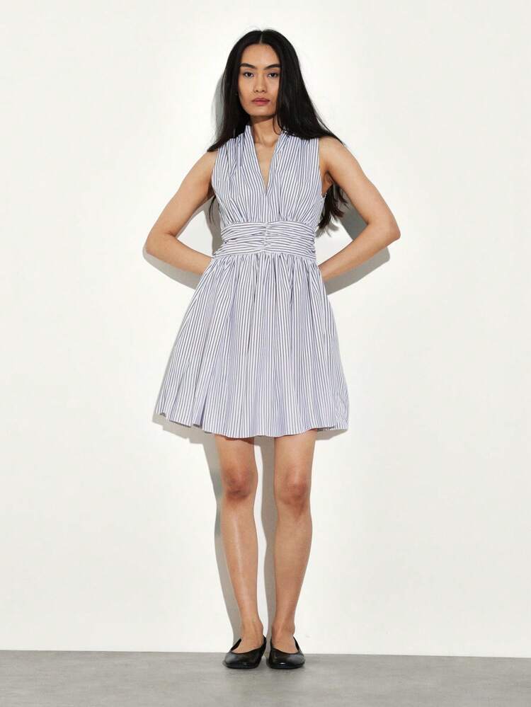 KSTM Robe mini sans manches à rayures avec col en V et détail de taille enveloppante pour les occasions décontractées d'été
