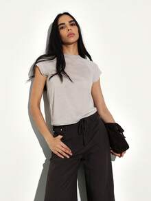 Camiseta básica de cuello redondo de manga corta con dobladillo crudo para mujer, camiseta casual de verano, prenda esencial del armario diario, top ligero - Gris - Ver 6