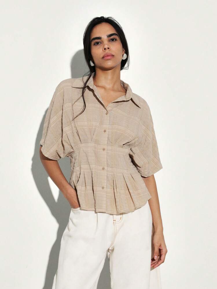 KSTM Strukturiertes Kurzarm-Knopfhemd mit Kragen und Peplum-Saum für einen zeitgenössischen, lässigen Look
