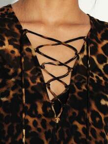 KSTM 豹纹系带长袖连衣裙，半透明飘逸廓形，V领设计，适合秋冬季穿着。 - 彩色 - 查看 7