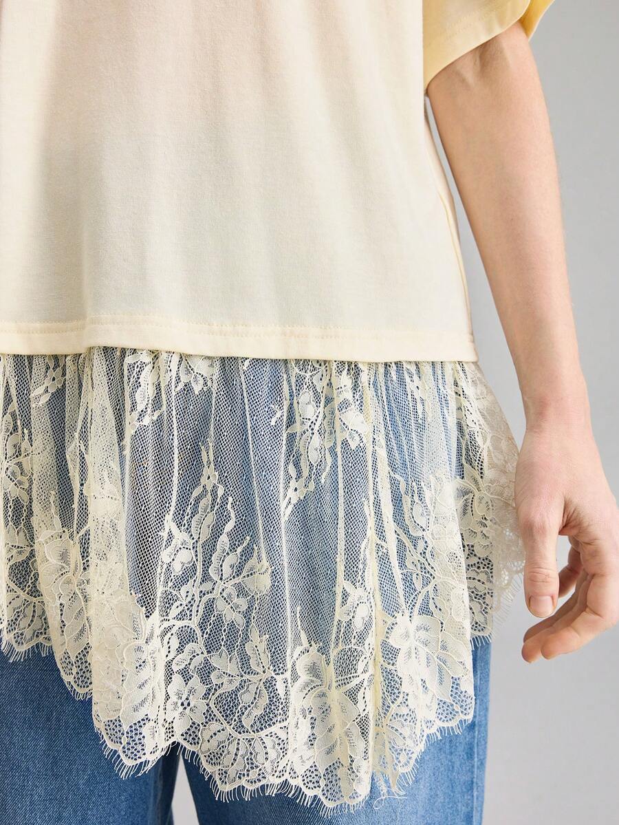 Ontre 女士浅杏色舒适柔软面料修身微宽松圆领蝙蝠袖半袖蕾丝下摆点缀现代度假休闲低调复古高端邮轮装中东简约奢华感必备时尚商务休闲都市通勤高品质机场女装四季百搭度假系列T恤花朵蕾丝黄色上衣度假套装 - 杏色 - 查看 1