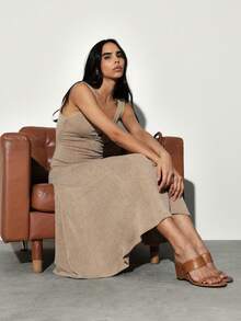 KSTM Vestido midi con detalle de anillo en el frente, cuello en V, sin mangas, corte evasé, vestido fluido con cintura imperio, vestido casual de verano - Camel - Ver 6