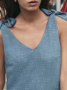 Nöista 这款无袖印花蓝色连衣裙采用迷人的V领设计，并配有可调节的系带肩带，可根据个人身材调整松紧。适合春季、夏季穿着，女士款。 - 藍色 - 查看 10