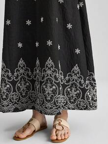 Ontre 女士黑白撞色舒适柔软刺绣A字无袖连衣裙，简约休闲时尚，低调复古高端邮轮服饰，中东极简奢华品质必备单品，商务、通勤、机场等场合皆宜。 - 黑與白 - 查看 1