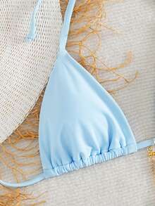 SHEIN Swim Bonvoyette 新款女款優雅可愛 Coquette 極簡甜美清新海灘度假風三角比基尼套裝，2 件式泳衣，掛脖綁帶上衣、三角上衣、側綁下褲、性感丁字褲版型，可調節肩帶與珍珠鏈飾，純色嬰兒藍馬卡龍色，光滑彈性快乾面料，適合夏季海灘度假、泳池派對、熱帶旅行與婚禮假期 - 淺藍色 - 查看 5