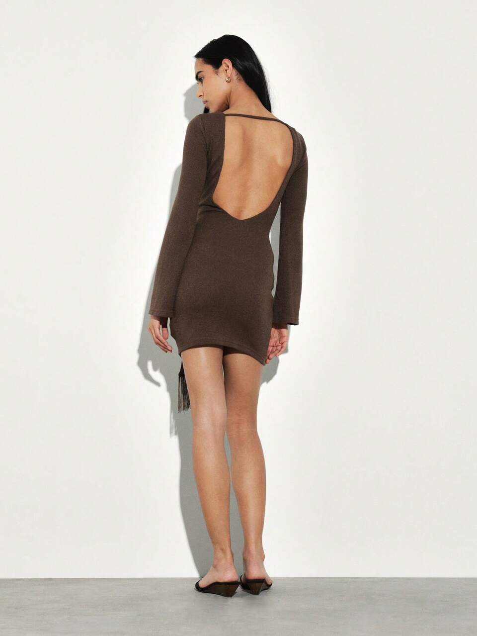 KSTM Robe mini à manches longues côtelées, dos nu avec détail de ceinture à franges pour l'automne et l'hiver