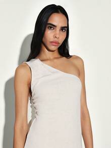 Đầm midi lệch vai KSTM với chi tiết khăn choàng, chất liệu dệt kim gân, ôm sát cơ thể, thích hợp cho tiệc tối, thiết kế xẻ tà. - Màu be - Xem 5