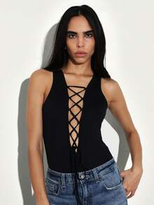 KSTM Tiefer V-Ausschnitt Schnürung Vorne Bodysuit mit gekreuzten Träger Details für Frauen, ärmelloses figurbetontes Top - Schwarz - Übersicht 5