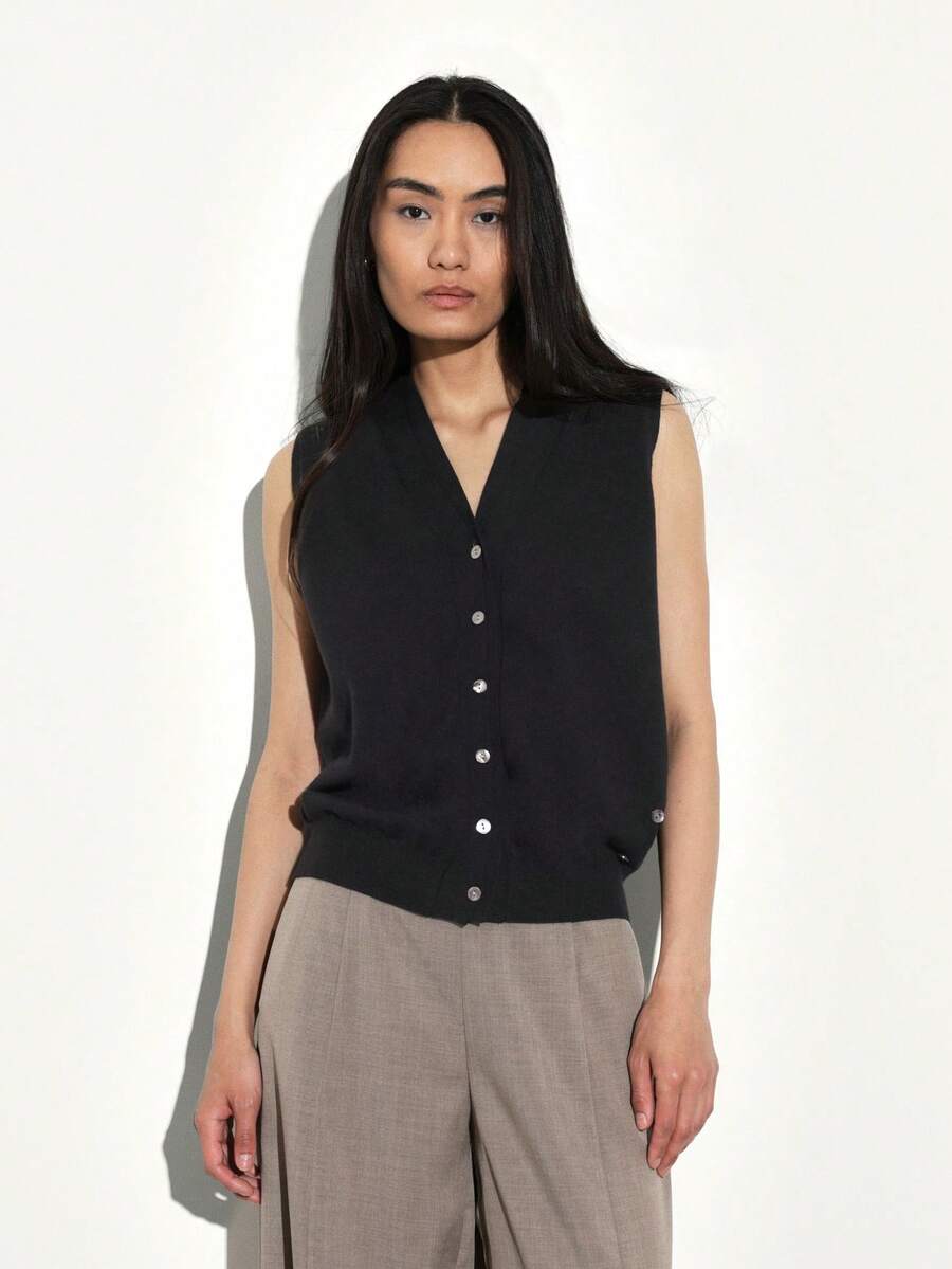 KSTM 无袖V领纽扣针织开衫背心，双门襟设计，适合秋冬季专业叠穿。 - 黑色 - 查看 1