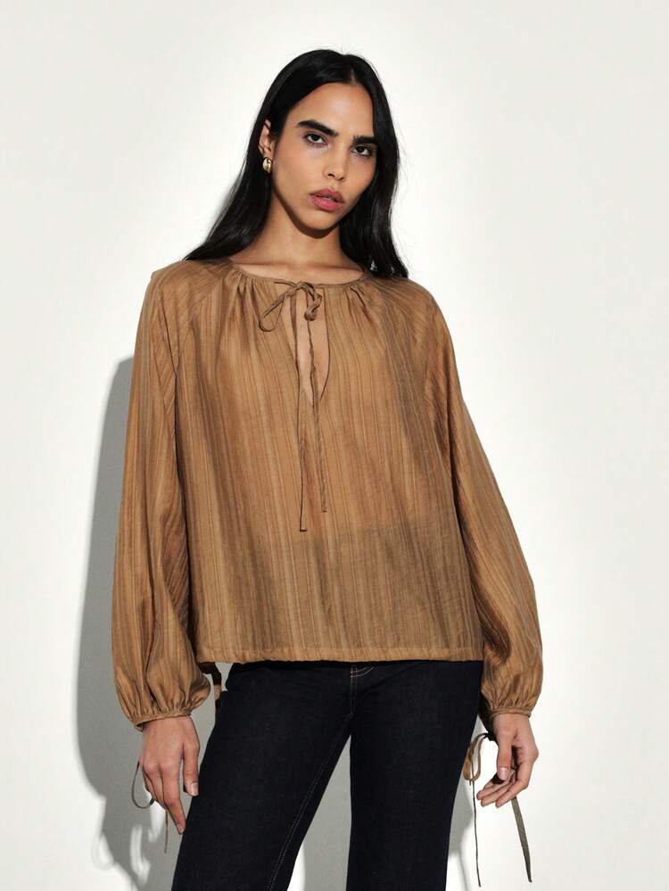 KSTM Blouse à manches longues avec col noué, manches bouffantes et ourlet froncé. Top texturé vertical pour l'automne et l'hiver pour femmes