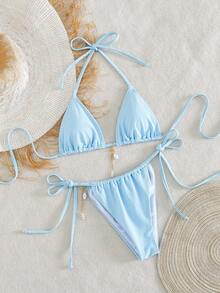 SHEIN Swim Bonvoyette 新款女款優雅可愛 Coquette 極簡甜美清新海灘度假風三角比基尼套裝，2 件式泳衣，掛脖綁帶上衣、三角上衣、側綁下褲、性感丁字褲版型，可調節肩帶與珍珠鏈飾，純色嬰兒藍馬卡龍色，光滑彈性快乾面料，適合夏季海灘度假、泳池派對、熱帶旅行與婚禮假期 - 淺藍色 - 查看 4