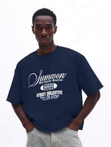 SUMWON 男士休闲宽松版型藏蓝色T恤，饰有醒目的白色印花图案，Street Collective Worldwide Studios标志，宽松短袖上衣 - 藏蓝色 - 查看 3