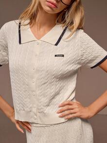 Muvela 春夏新款白色撞色滚边 Polo 领前开襟针织衫，采用纹理针织面料，饰以字母图案，尽显复古学院风、优雅嘉年华派对风、甜美都市通勤办公风。 - 杏色 - 查看 1