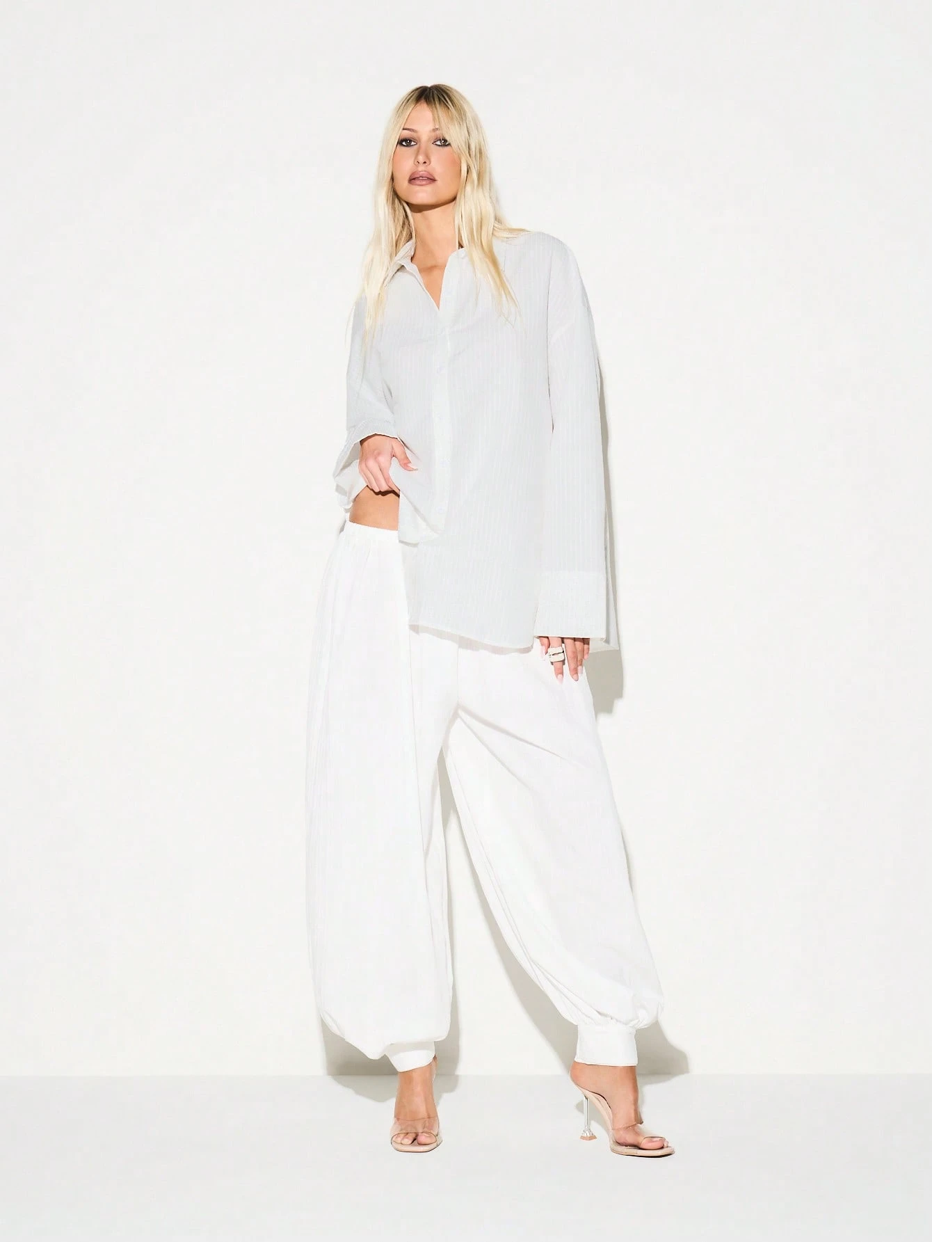 KIZN Camicia a righe con colletto aperto sulla schiena e dettaglio cravatta