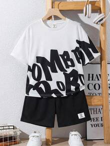 SHEIN Setelan 2 Potong Gaya Jalanan Kasual untuk Anak Laki-Laki, Terdiri dari Kaos Pullover dengan Huruf Besar dan Celana Pendek Warna Polos, Anak-Anak - Hitam dan Putih - View 5