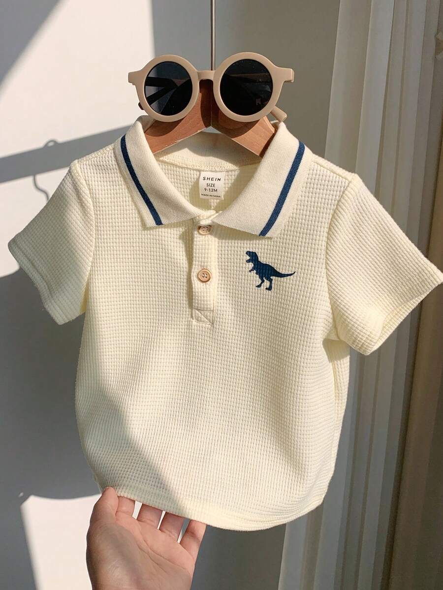 SHEIN Polo de punto suave para bebé niño con cuello polo, manga corta, abotonadura parcial y estampado - Beis - Ver 1