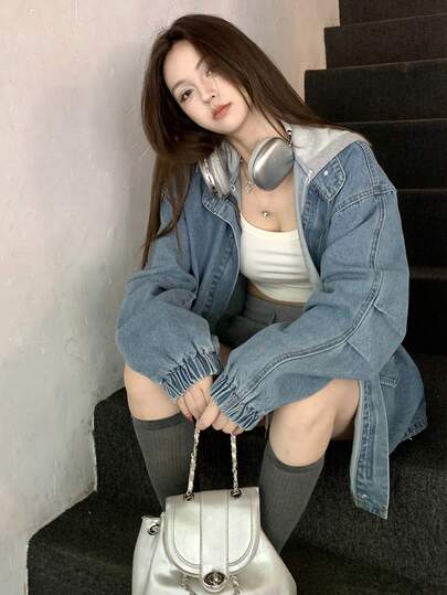 DAZY Áo khoác denim nữ kiểu Hàn Quốc phối màu có mũ trùm đầu, chất liệu denim mài.