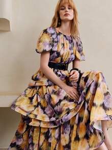 女士雪纺数码印花面料，圆领花瓣袖短袖收腰多层蛋糕设计优雅约会连衣裙 - 紫色 - 查看 7