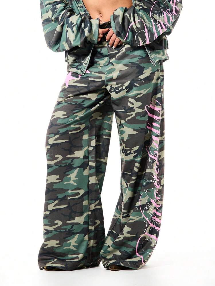 SUMWON WOMEN Spodnie dresowe Camo z szerokimi nogawkami i różowym napisem