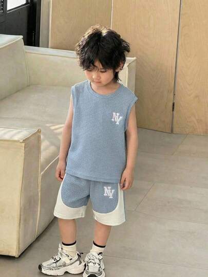 SHEIN 两件装男童休闲运动度假针织字母印花圆领短袖上衣和撞色短裤套装，适合儿童服装、幼儿男童服装、返校季、生日派对、晚宴、演出、婚礼、洗礼、开幕式、日常穿着、上学、旅行、运动、春夏季节。