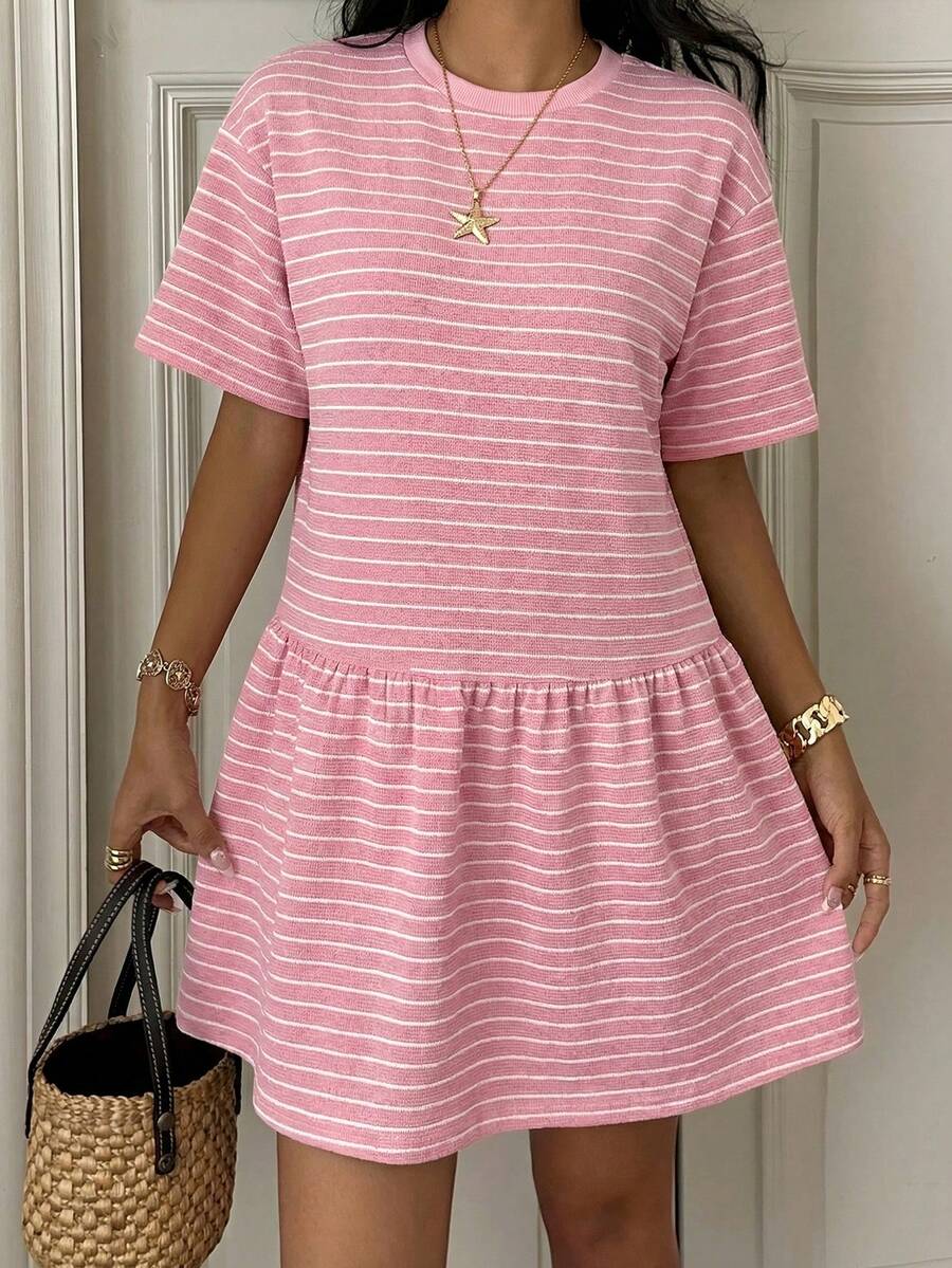 SHEIN EZwear 女款夏季休閒條紋針織寬鬆娃娃裙 學院風粉色短袖洋裝 女裝套裝 - 粉色 - 查看 1
