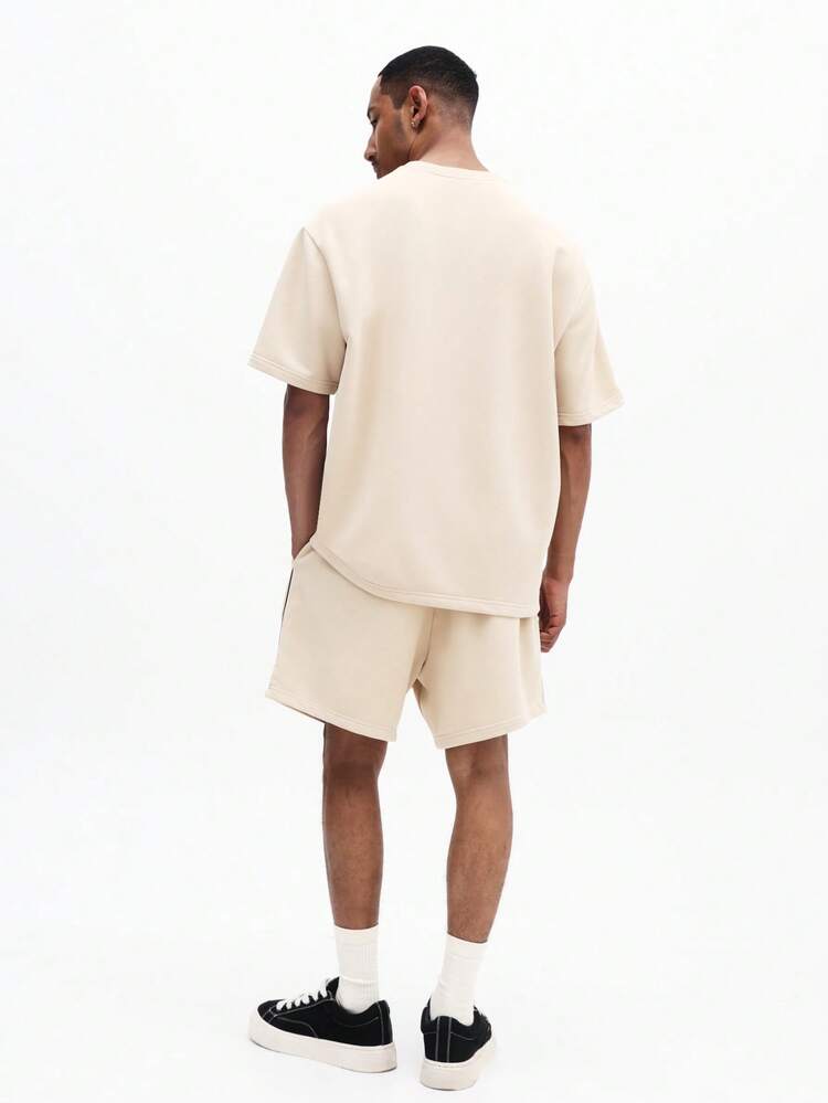 Set coordinato di t-shirt oversize a maniche corte con profili e pantaloncini con dettagli a contrasto