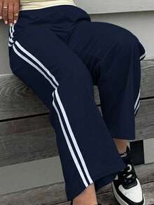 Jeta Ari Celana Jogging Kasual Biru Dongker dengan Desain Garis Samping untuk Tampilan Sehari-hari yang Nyaman, Wanita Bertubuh Mungil - Navy Blue - View 3
