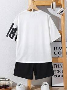 SHEIN Setelan 2 Potong Gaya Jalanan Kasual untuk Anak Laki-Laki, Terdiri dari Kaos Pullover dengan Huruf Besar dan Celana Pendek Warna Polos, Anak-Anak - Hitam dan Putih - View 2
