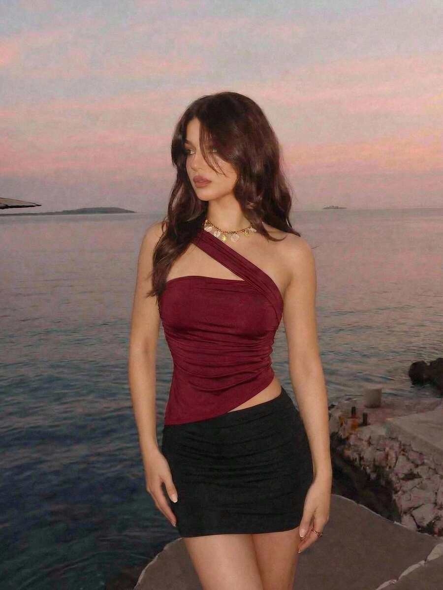 SHEIN MOD 女士不对称酒红色上衣。酒红色不对称上衣，适合夏季假期、春夏、情人节、优雅派对、庆典、海滩度假等场合，风格优雅，兼具波西米亚风和休闲风，是派对上衣、夏季上衣、酒红色上衣、单肩上衣、酒红色上衣和深红色上衣的理想之选。 - 酒紅色 - 查看 1
