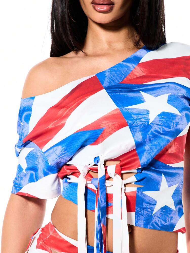 SUMWON WOMEN Top con stampa bandiera e spalle scoperte e ritaglio