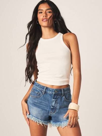 MISSGUIDED Quần short denim cạp cao, gấu quần rách với chi tiết viền thô, thích hợp cho trang phục thường ngày mùa hè.