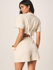 MISSGUIDED Beige, kritstrecksrandig, kort skjorta med knappar framtill och shorts med hög midja i två delar – sommarset med koordinatsystem - Beige - Visa 3