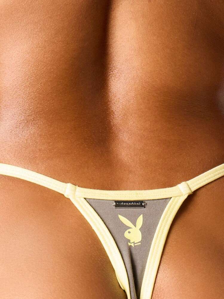 Missguided x Playboy Culotte tanga avec bordure contrastée, passepoil jaune et graphiques numérotés. Sous-vêtements intimes pour femmes, vêtements d'intérieur confortables pour un port quotidien