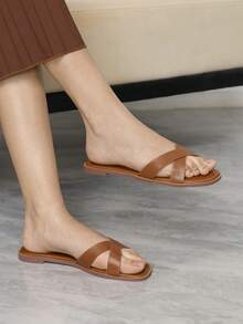 Sleekvia Zapatos de mujer de verano con tiras cruzadas, punta redonda y suela plana, versátiles en negro y marrón - Marrón - Ver 1