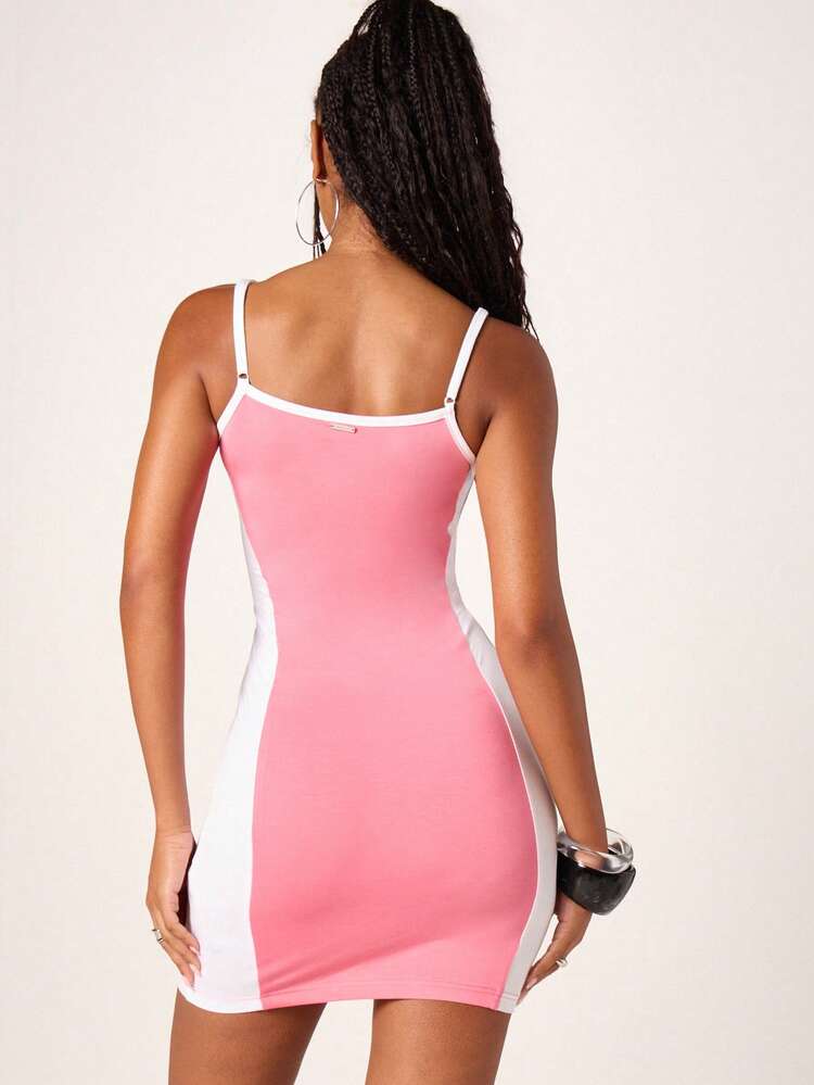 Missguided x Playboy Vestido Mini Estilo Colorblock com Acabamento Contrastante, Alças Finas Tipo Bodycon Estilo Universitário, Rosa e Branco, Festa de Verão