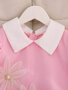 Neues Frühjahrs-/Sommerkleid mit schwarzem Kragen und Kurzarm für große Mädchen, dekoriert mit 5 dimensionalen Blumen auf der Brust, die einen kindlichen Charme und Niedlichkeit verleihen, insgesamt süßer und eleganter Stil, A-Linien Rock Design schafft Dynamik und Lebendigkeit, geeignet für tägliche Ausflüge, Aufführungen, Zusammenkünfte usw. - Pink - Übersicht 4